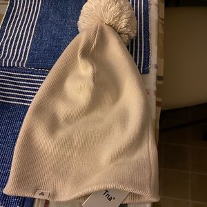 Aritzia TNA Tora Beanie - Herring/Milk